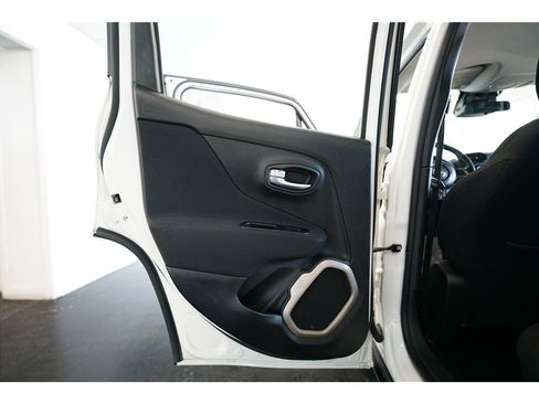 Used 2017 Jeep Renegade Latitude image 14