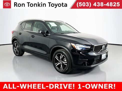 Used 2025 Volvo XC40 B5 Core image 1