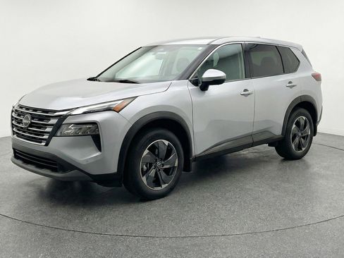 Used 2025 Nissan Rogue SV image 3