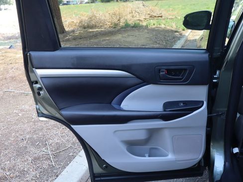 Used 2017 Toyota Highlander Plus w/ Carpet Mat Package AWD/4WD image 26