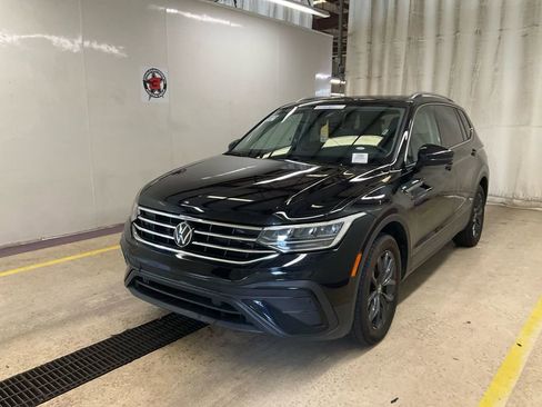 Used 2024 Volkswagen Tiguan SE image 2