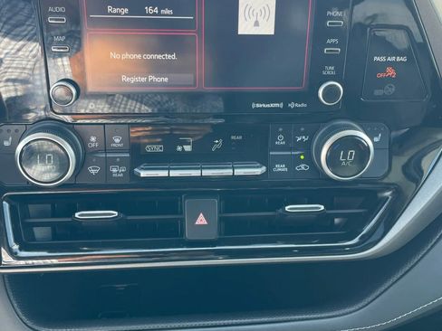 Used 2022 Toyota Highlander XLE image 29
