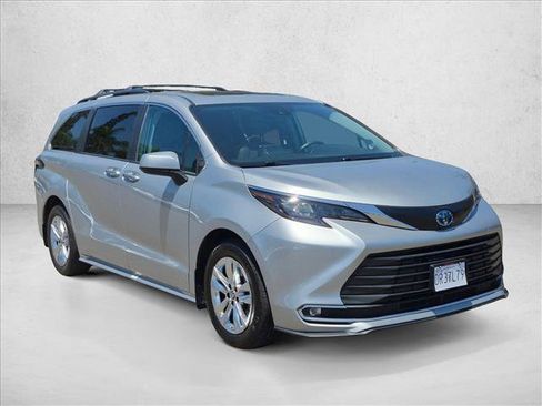 Used 2024 Toyota Sienna XLE w/ XLE Plus Package FWD image 3