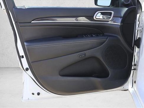 Used 2017 Jeep Grand Cherokee Overland image 12