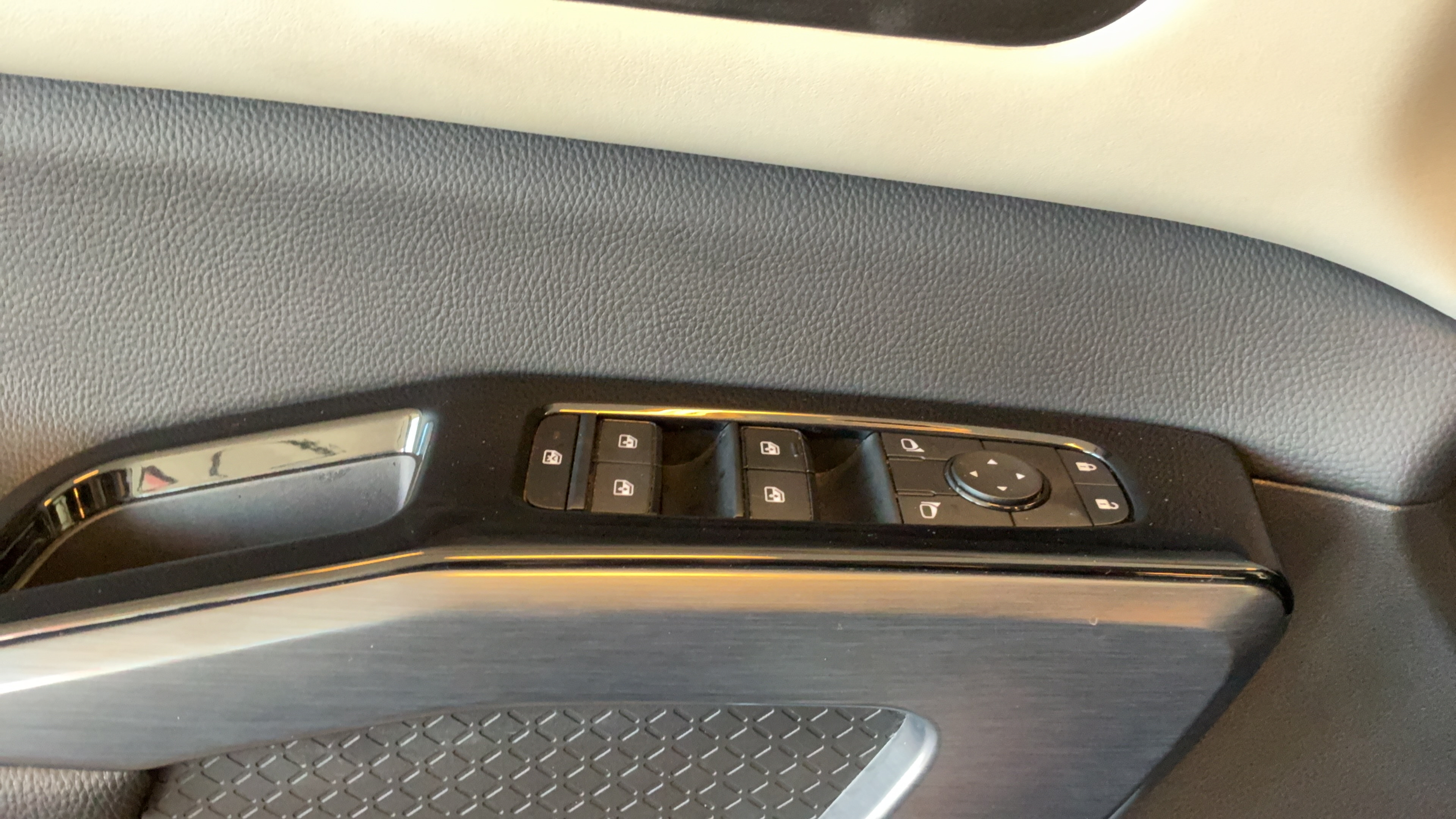 Used 2024 Nissan Pathfinder SL w/ SL Premium Package FWD image 21