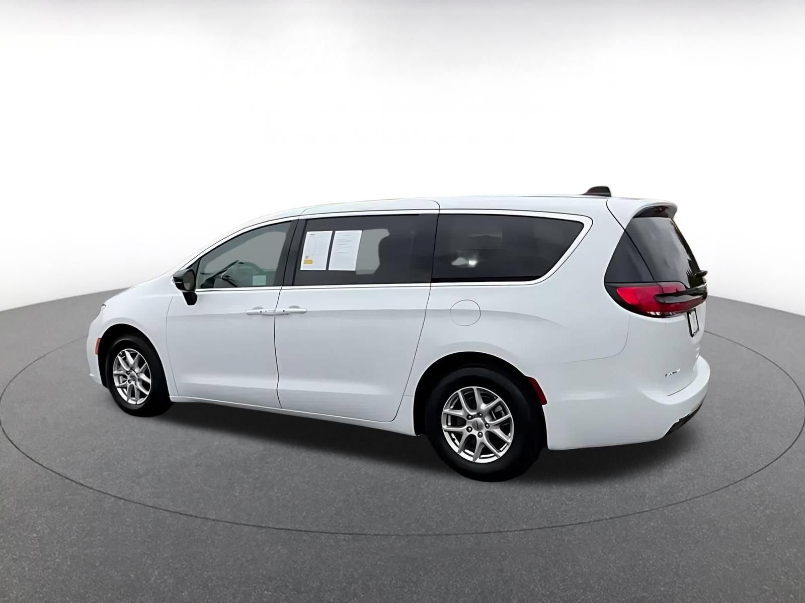 Used 2025 Chrysler Pacifica Select FWD image 9