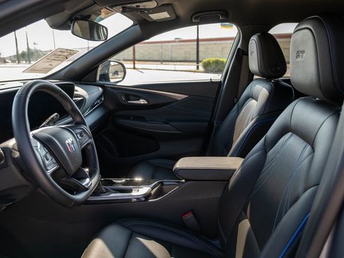 Used 2025 Buick Envista Sport Touring image 12