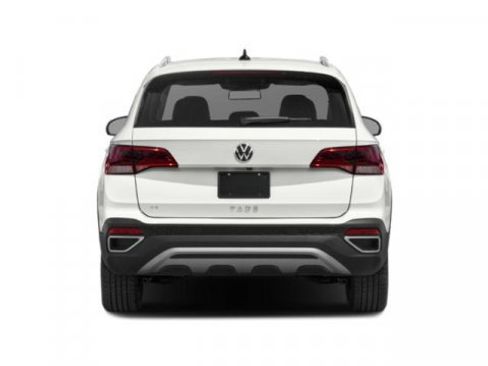 Used 2024 Volkswagen Taos SE w/ Panoramic Sunroof Package AWD/4WD image 8