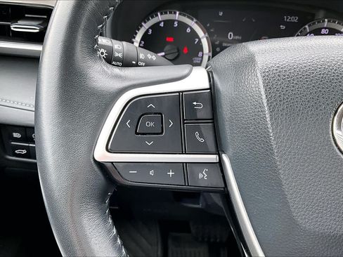 Used 2023 Toyota Highlander LE FWD image 23