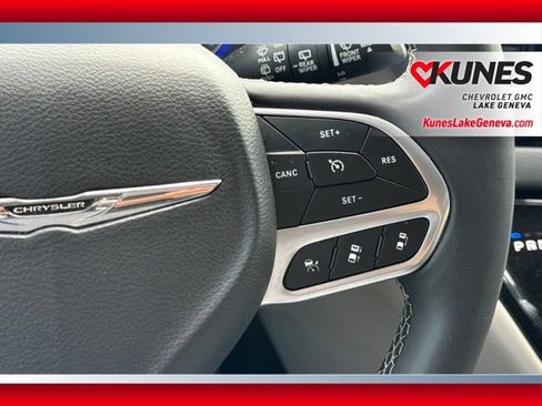 Used 2024 Chrysler Pacifica Touring-L FWD image 29