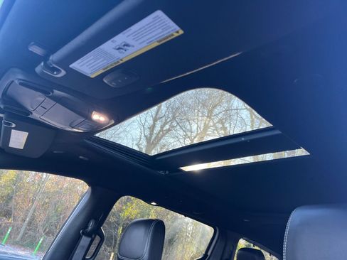 Used 2025 Chrysler Pacifica Limited image 30