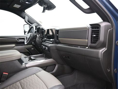 Used 2024 Chevrolet Silverado 2500 ZR2 w/ Technology Package image 10