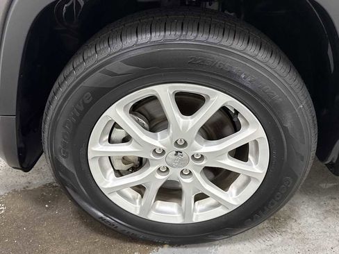 Used 2018 Jeep Cherokee Latitude Plus w/ Comfort/Convenience Group image 10