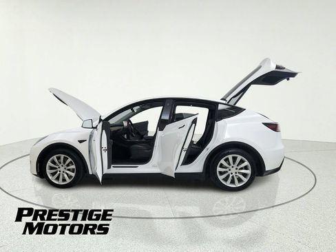 Used 2021 Tesla Model Y Long Range AWD/4WD image 11