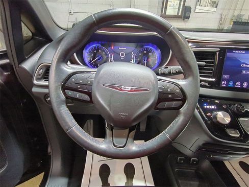 Used 2020 Chrysler Pacifica Touring-L image 20