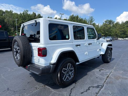 Used 2025 Jeep Wrangler Unlimited Sahara AWD/4WD image 6