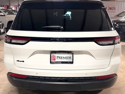 Used 2023 Jeep Grand Cherokee Altitude AWD/4WD image 3