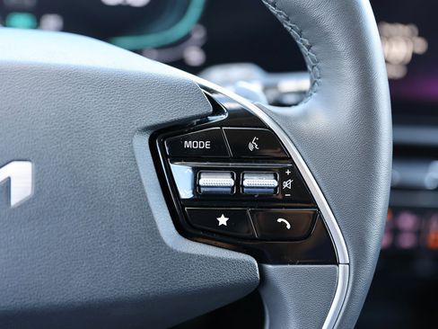 Used 2024 Kia Niro SX Touring image 37