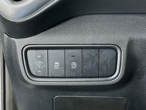 Used 2025 Kia Soul LX w/ LX Technology Package FWD image 17