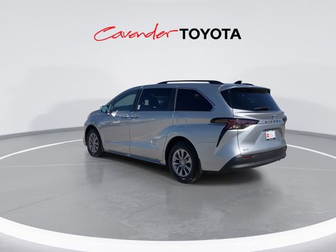 Certified 2025 Toyota Sienna XLE image 6