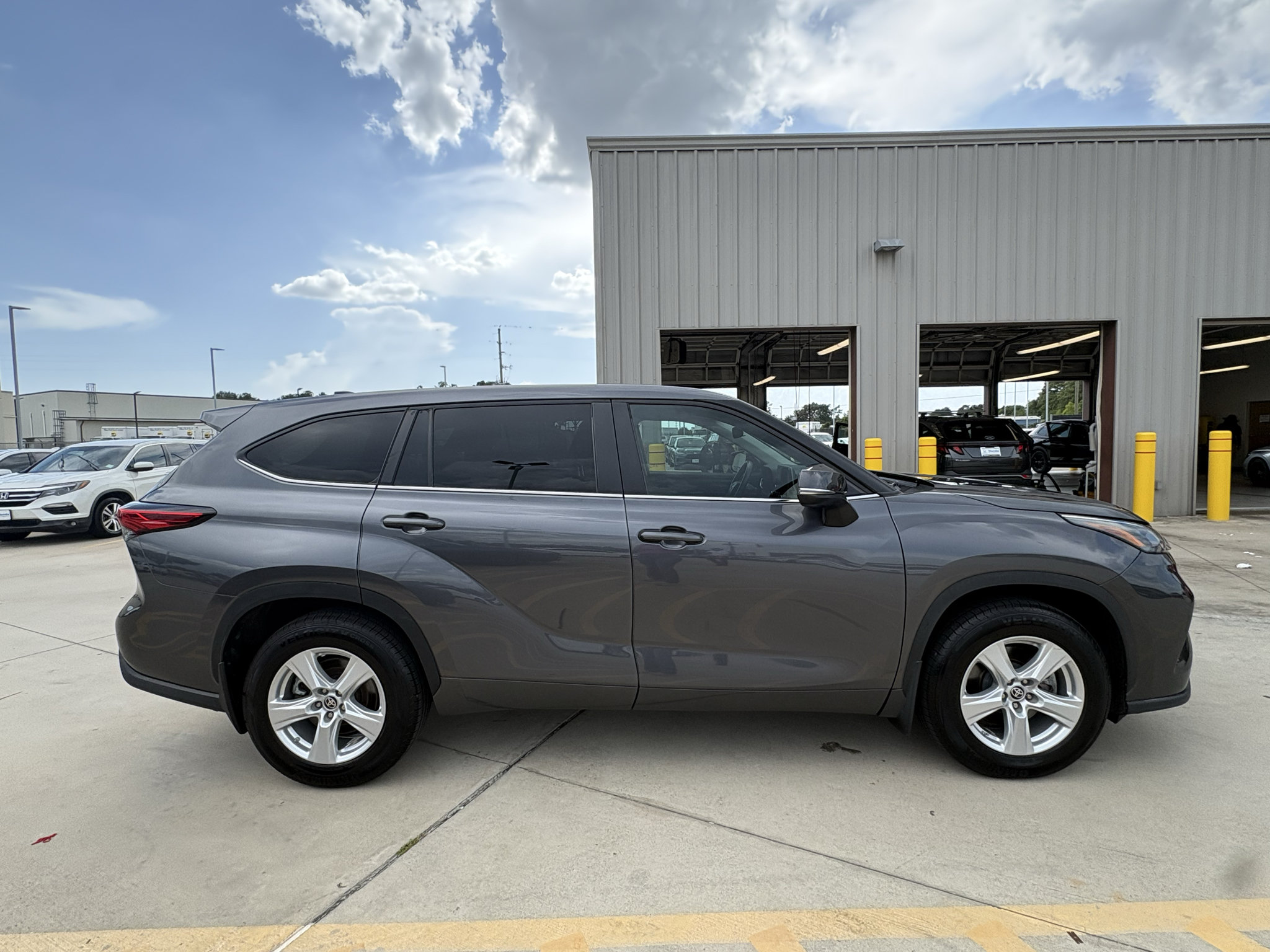 Used 2023 Toyota Highlander LE AWD/4WD image 9