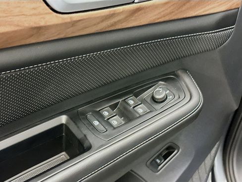 Used 2025 Volkswagen Atlas SE AWD/4WD image 15