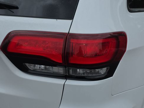 Used 2018 Jeep Grand Cherokee Altitude RWD image 13