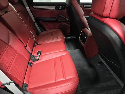 Used 2022 Porsche Cayenne Platinum Edition image 45