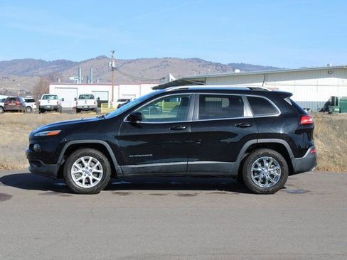 Used 2018 Jeep Cherokee Latitude Plus image 3
