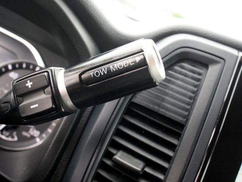 Used 2022 Nissan Titan SV w/ SV Convenience Package image 24