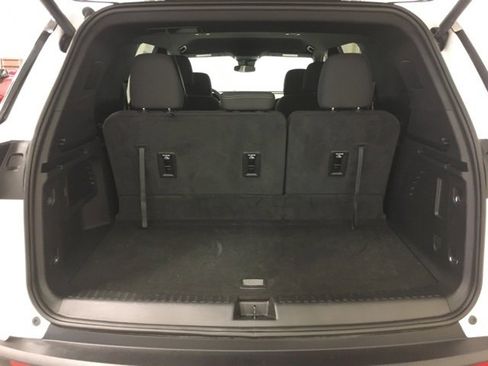 Used 2025 Chevrolet Traverse LT image 12
