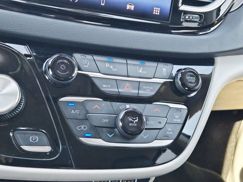 Used 2023 Chrysler Pacifica Touring-L FWD image 32