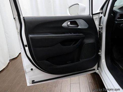 Used 2020 Chrysler Pacifica Touring w/ S Appearance Package FWD image 28