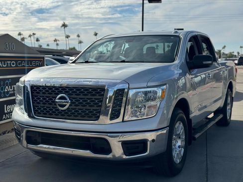 Used 2018 Nissan Titan SV w/ SV Convenience Package image 2