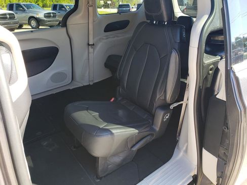 Used 2022 Chrysler Pacifica Touring-L FWD image 14