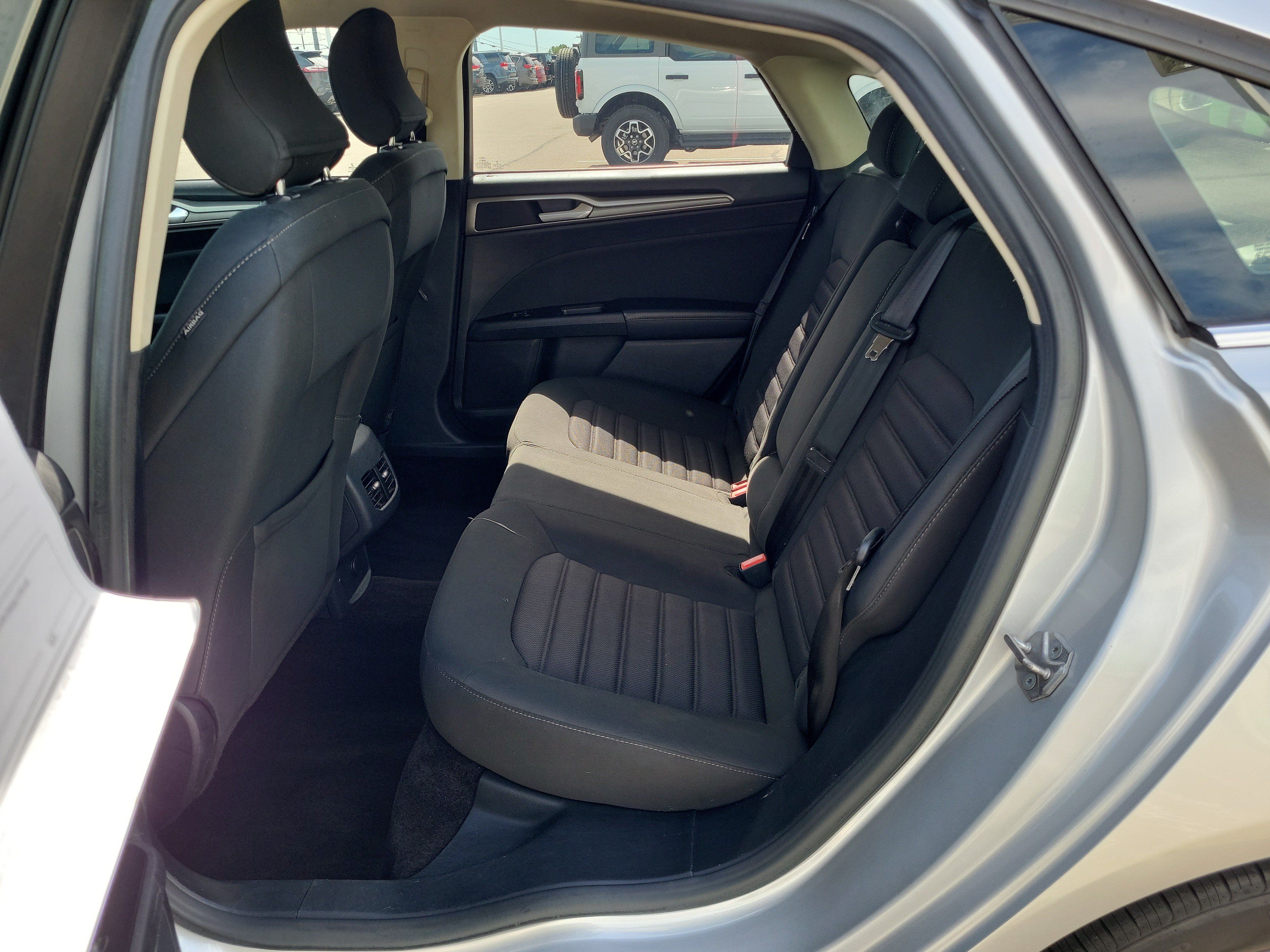 Used 2017 Ford Fusion SE FWD image 11