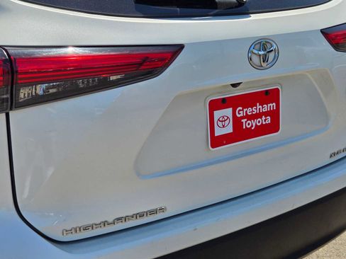 Used 2020 Toyota Highlander XLE AWD/4WD image 17