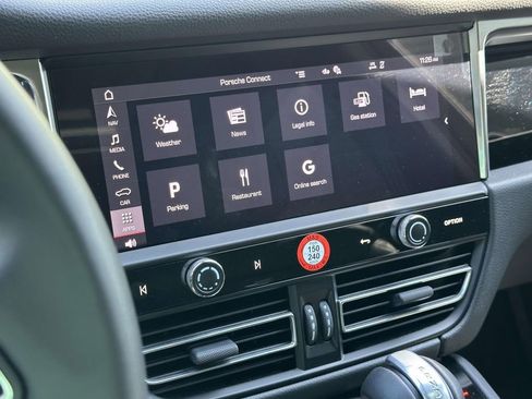 Certified 2026 Porsche Macan AWD/4WD image 28