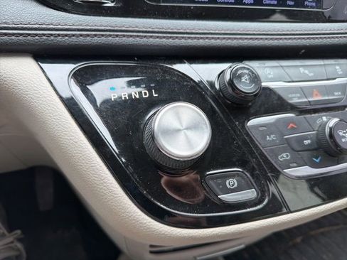 Used 2017 Chrysler Pacifica Limited image 39