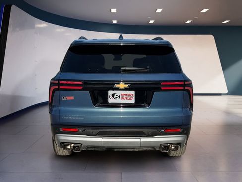 Used 2025 Chevrolet Traverse LT image 4