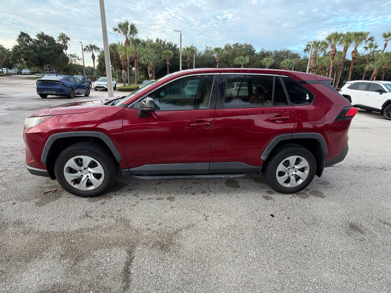 Used 2022 Toyota RAV4 LE FWD image 2