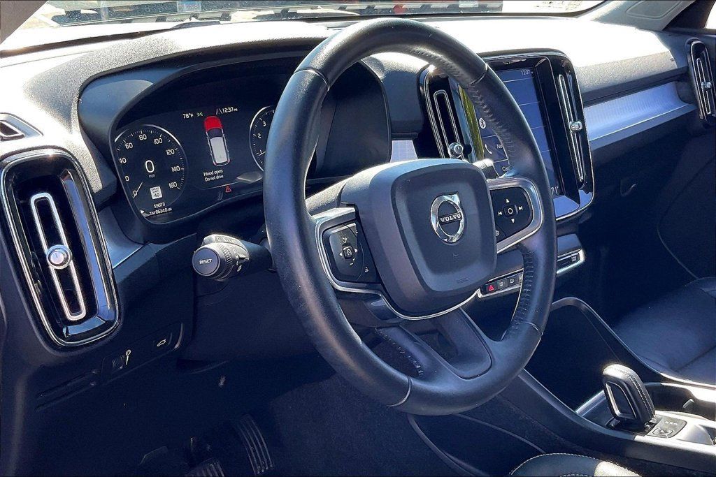 Used 2019 Volvo XC40 T5 Momentum AWD/4WD image 17