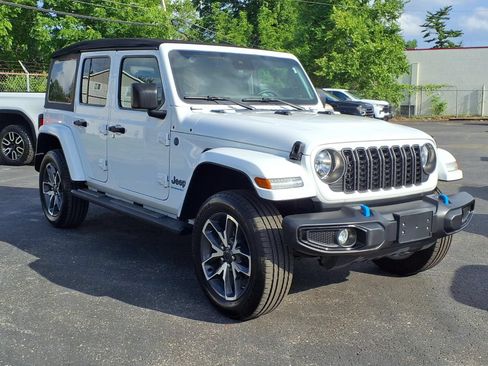 Used 2024 Jeep Wrangler Unlimited w/ Convenience Group AWD/4WD image 5