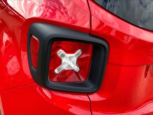 Used 2021 Jeep Renegade Latitude FWD image 29
