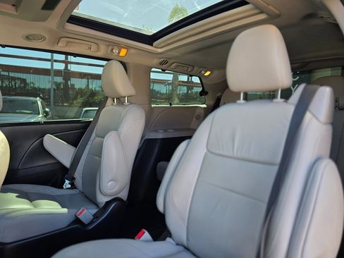 Used 2017 Toyota Sienna Limited Premium image 31