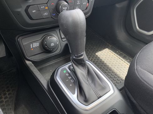 Used 2018 Jeep Renegade Latitude w/ Cold Weather Group AWD/4WD image 16