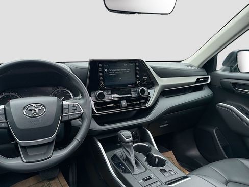 Used 2022 Toyota Highlander XLE AWD/4WD image 25