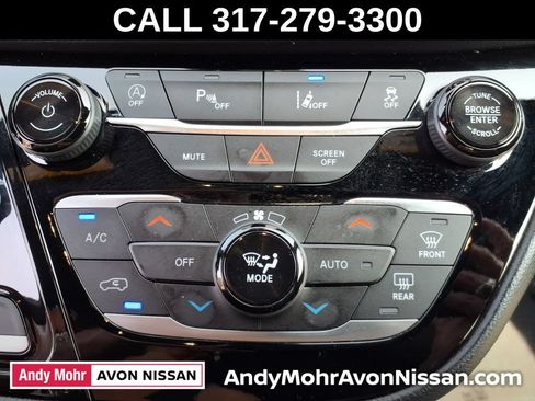 Used 2025 Chrysler Pacifica Select FWD image 32