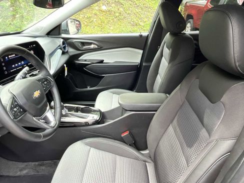 Used 2025 Chevrolet Trax LT w/ Driver Confidence Package image 18