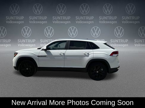 Used 2023 Volkswagen Atlas Cross Sport SE w/ Panoramic Sunroof Package FWD image 3
